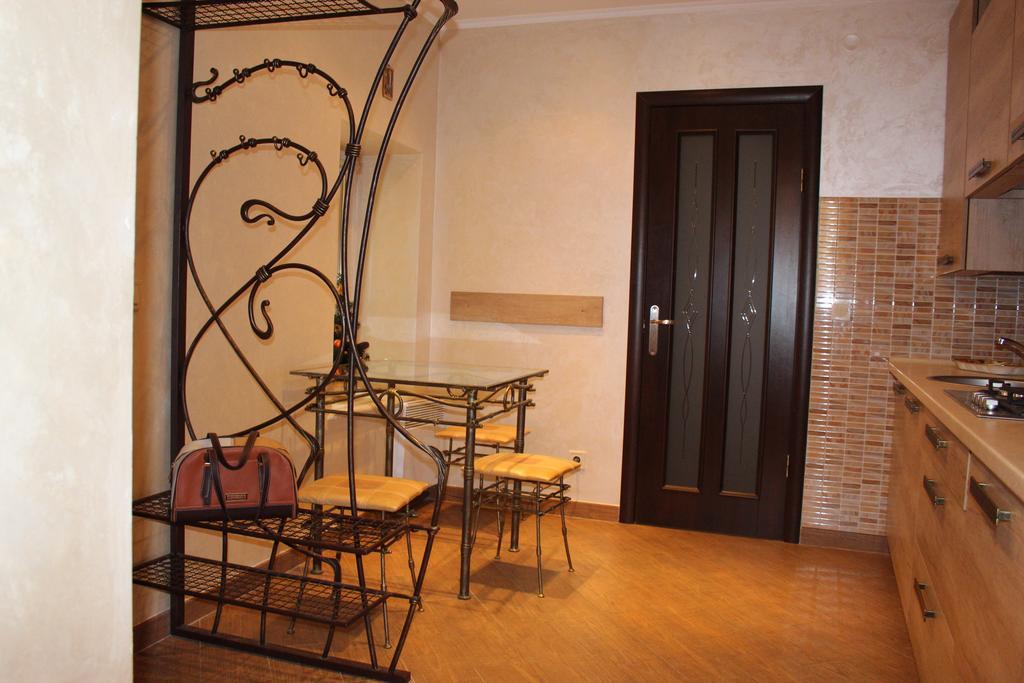 Apartment Roksolana 2 Lviv Ngoại thất bức ảnh